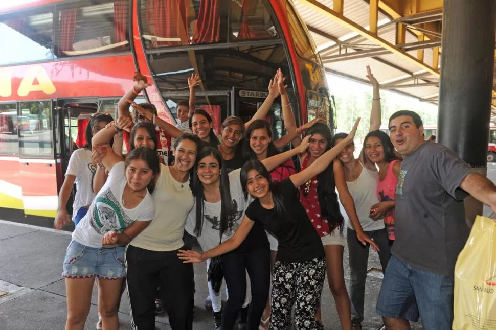 RUMBO A MAR DEL PLATA. Un grupo de chicos de la parroquia El Salvador posa y se divierte minutos antes de abordar el colectivo que lo llevará a la playa. LA GACETA / FOTO DE ANTONIO FERRONI