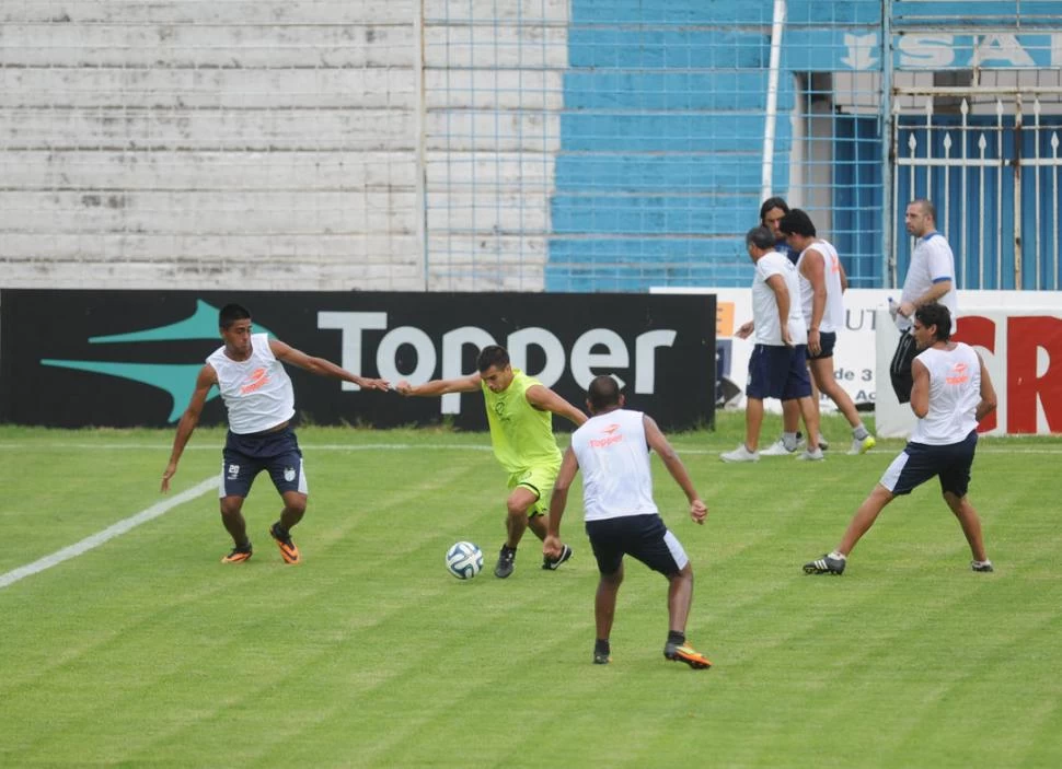 SUPERIOR. Chanquía maniobra con la pelota durante el primer tiempo ante la mirada de Ontivero, Montiglio y Carabajal; el “expreso verde” fue superior a Atlético durante la mayor parte del partido pero no supo plasmarlo en la red contraria. 