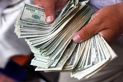El dólar blue cerró la semana en su máximo histórico: $ 122