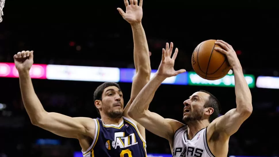 AL ATAQUE. Manu intenta vulnerar la defensa de Enes Kanter, la figura de los Jazz en el partido. REUTERS