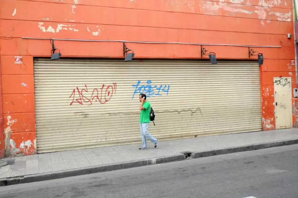 ALTERNATIVA. Un inmueble de 24 de Septiembre 220 sería el objetivo de los cuentapropistas de la capital. la gaceta / fotos de inés quinteros orio