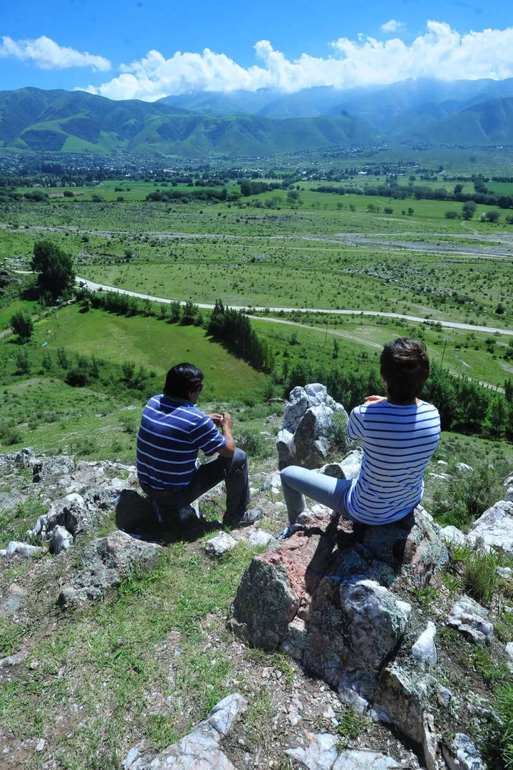 TODA LA PAZ TODA. Los turistas aprovechan los imponentes paisajes para relajarse. LA GACETA/ FOTO DE DIEGO ARÁOZ