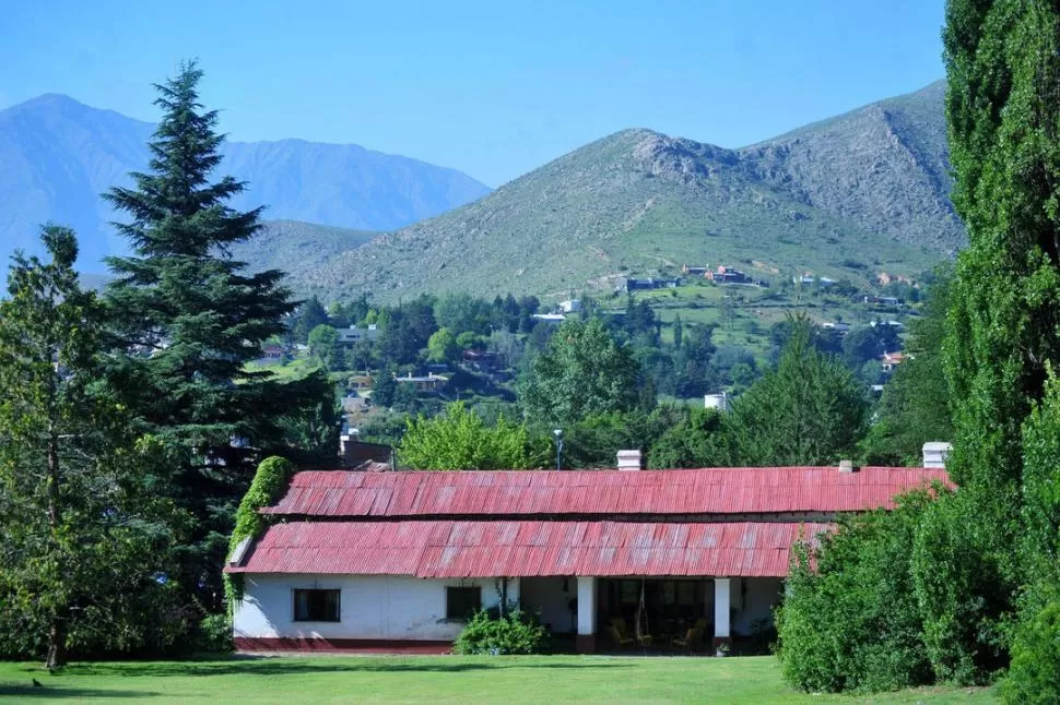 NO HAY QUE BUSCAR LLAMAR LA ATENCIÓN. Las casas de un piso, pegadas al terreno, son la mejor opción de construcción en el valle. la gaceta / fotoS DE DIEGO ARÁOZ