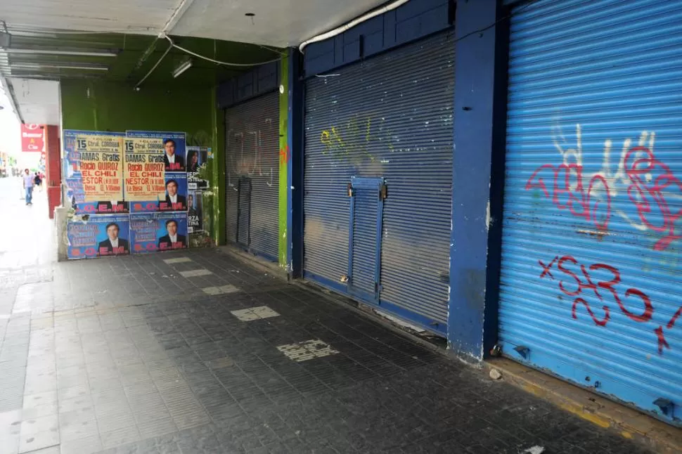 EN EL BAJO. Uno de los locales propuestos por los ambulantes, en 24 de Septiembre 260, y que podría ser alquilado. la gaceta / foto de Inés Quinteros Orio