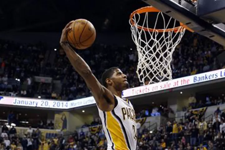 ESPECTACULAR. La volcada de Paul George en el triunfo de Indiana. FOTO TOMADA DE USATODAY.COM