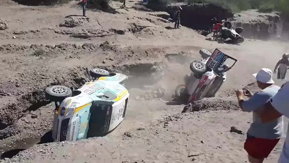 FUERA DE CARRERA. Dos camionetas y un cuatriciclo volcaron en menos de un minuto en el mismo lugar. CAPTURA DE VIDEO