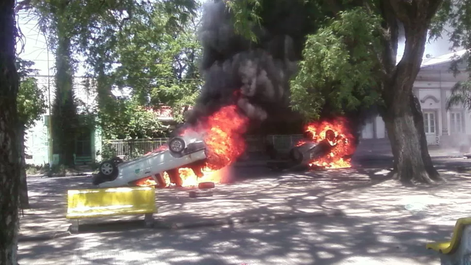 RECLAMO. Así quedaron las camionetas en la protesta de tabacaleros. FOTO TOMADA DE FACEBOOK.COM/ANTENA.SIETE.1