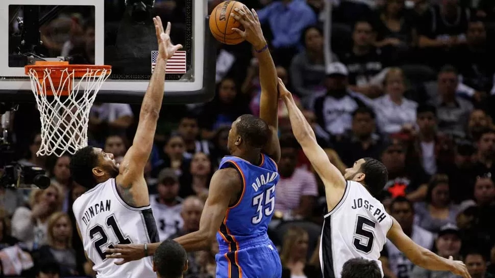 ENCENDIDO. Durant lideró a los Thunder en su quinta victoria consecutiva. REUTERS