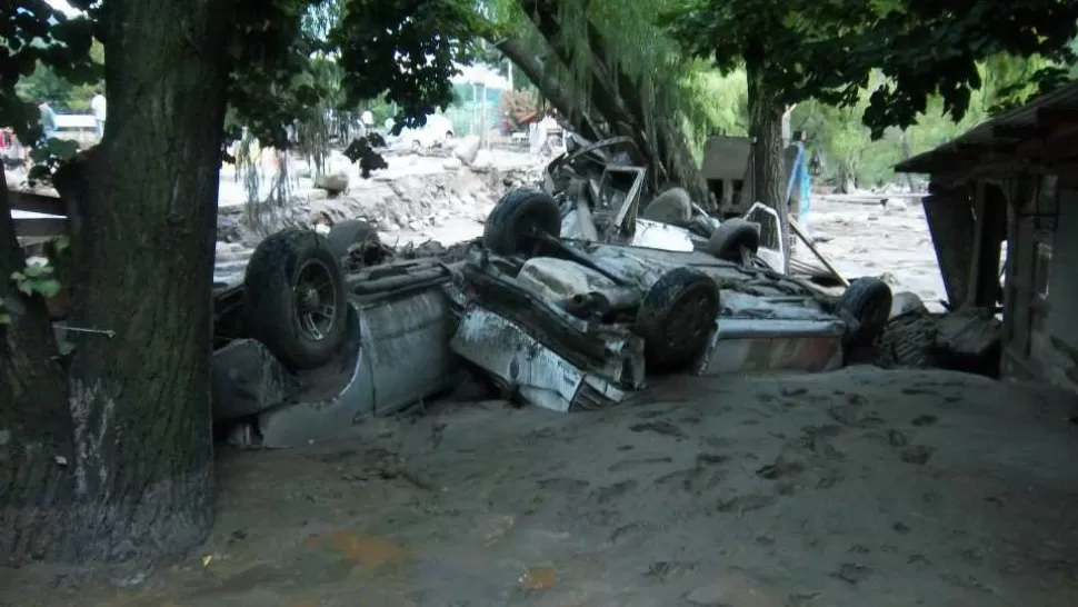 DEVASTADOR. Desbordó el río Ambato y el agua con barro arrasó con todo lo que encontró a su paso. FOTO TOMADA DE FACEBOOK.COM/MARTIN.BARROS.564