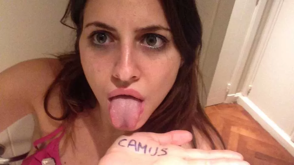 A CAMBIO. El hacker asegura que Annalisa Santi le ofreció sexo para impedir la publicación de imágenes. FOTO TOMADA DE TWITTER.COM/CAMUSHACKERS