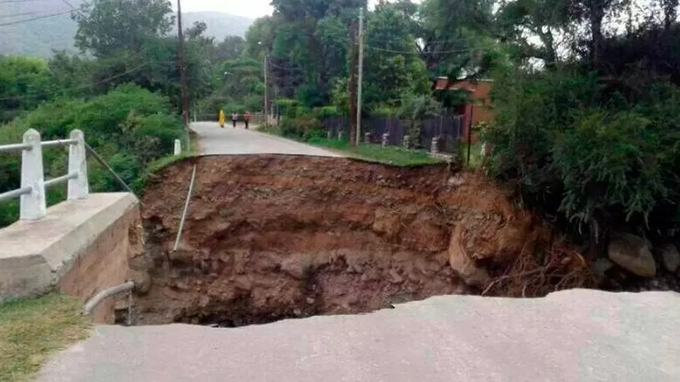 SIN PASO. Así quedó el lugar donde ante estaba el cruce del río. FOTO TOMADA DE ELESQUIU.COM