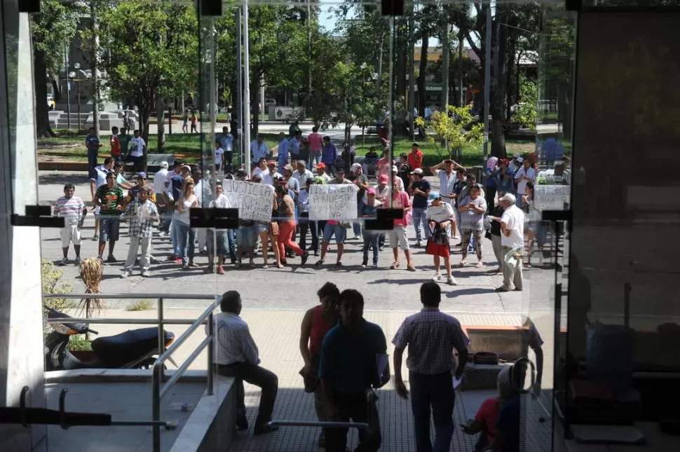 RECLAMO.  Tabacaleros protestaron ayer frente al centro judicial de Concepción para repudiar las detenciones. la gaceta / foto de osvaldo ripoll