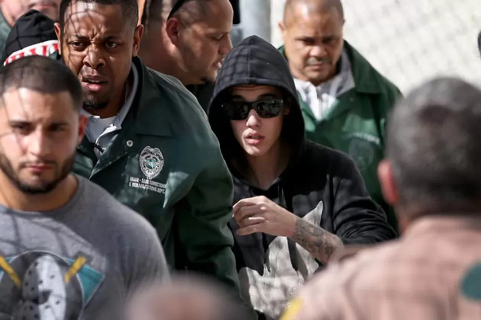 SALUDO. Justin Bieber fue aclamador por sus fanáticos al recuperar la libertad. FOTO TOMADA DE POPCRUSH.COM