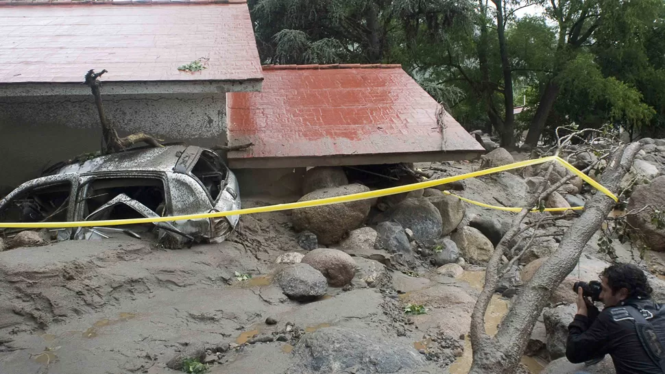 IMPRESIONANTE. El lodo cubrió autos y casas, arrastrando enormes piedras. FOTO REUTERS. 