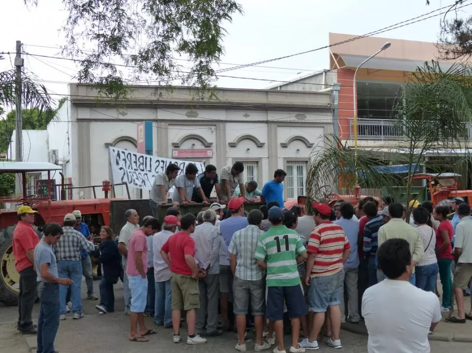 CONCENTRACIÓN. Agricultores del gremio mayoritario protestaron frente a la sucursal Alberdi de la Caja Popular. De allí fueron hasta la comisaría. la gaceta / fotos de osvaldo ripoll