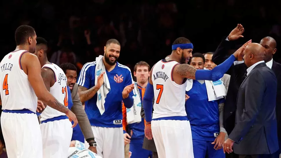 HAY EQUIPO. Los Knicks rodearon a Melo pero colectivamente todavía no funcionan. REUTERS