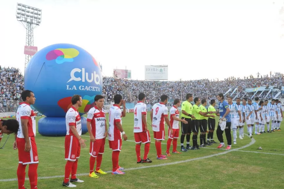 PROTAGONISTAS. Lucchetti, que será titular, encabeza el saludo en el primer encuentro. San Martín repetirá el equipo. 