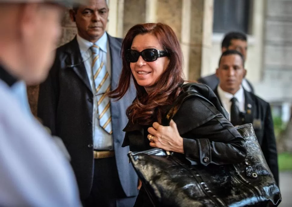 EN LA ISLA. La presidenta, Cristina Fernández, arribó ayer temprano a La Habana, para encontrarse con mandatarios de América latina y el Caribe. telam