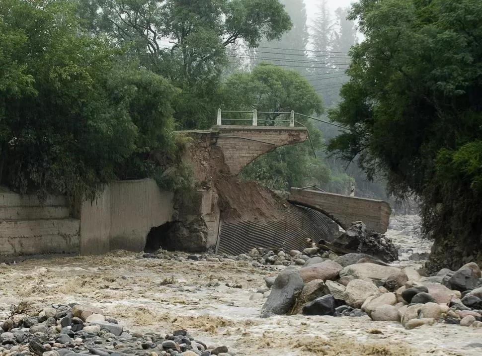 INVERSIÓN. El gobierno deberá invertir millones de pesos para recuperar los caminos que destrozó el temporal. reuters