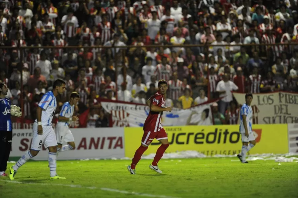 DINÁMICO. Fabricio Lenci se mostró movedizo y estuvo cerca de convertir en la jugada previa al primer gol “santo”. 