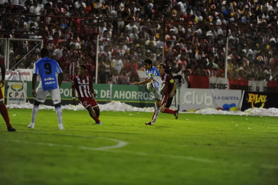 ¡GOOOUHHHHH!. Barrado ya sacó el misil que se estrellará en la unión del palo y el travesaño. Hubiera sido un golazo.  