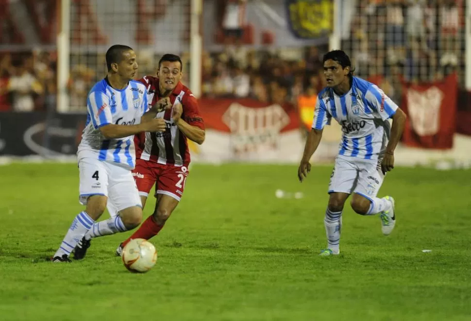 AMAGUE. Roselli intenta sacarse la presión de Chacana, que cuando entró tuvo algunos momentos de buen fútbol en el local. 