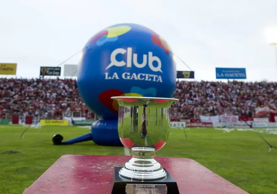 EN LA CANCHA. La Copa lució antes y durante el primer tiempo del encuentro.