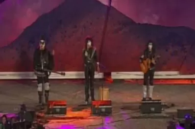 QV4 homenajeó a Kiss en Cosquín con un repertorio folclórico