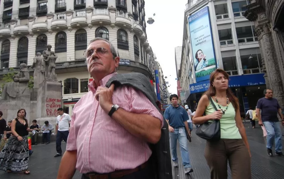 MUCHA INCERTIDUMBRE. En la city porteña hubo ayer más preguntas que respuestas sobre cómo se comportará el mercado ante los anuncios del PEN. dyn