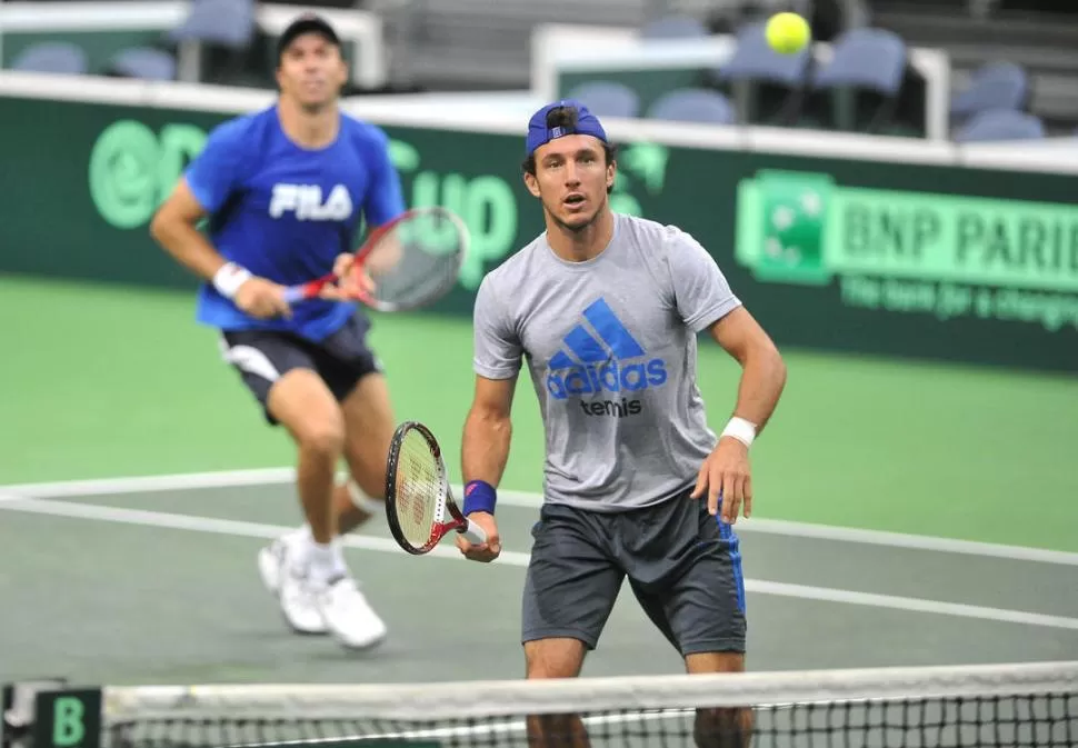 LOS OJOS EN ELLOS. Juan Mónaco y Carlos Berlocq serán los singlistas encargados de llevar adelante la serie con Italia.  