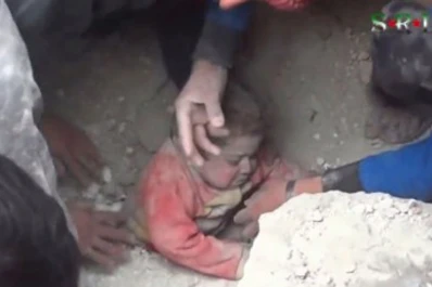Desentierran a una niña tras un bombardeo en Siria