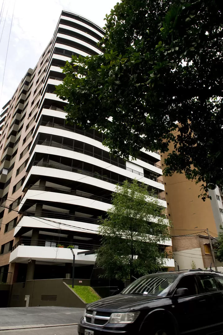 TEMOR. El edificio donde ocurrió el robo está en Monteagudo al 600. la gaceta / foto de FOTO DE JORGE OLMOS SGROSSO