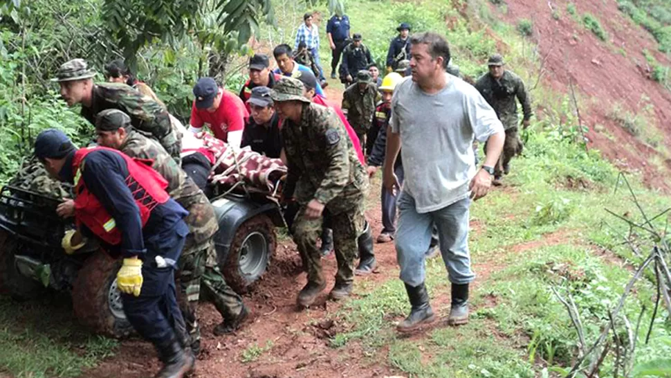 CON VIDA. Los rescatistas transportaron en un cuatriciclo a la médica de La Plata, que estaba deshidratada. FOTO TOMADA DE PREGON.COM.AR