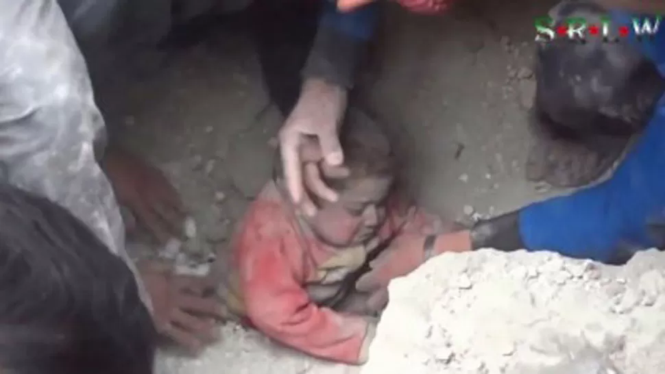 RESCATE. Una niña siria fue salvada entre los escombros. CAPTURA DE VIDEO