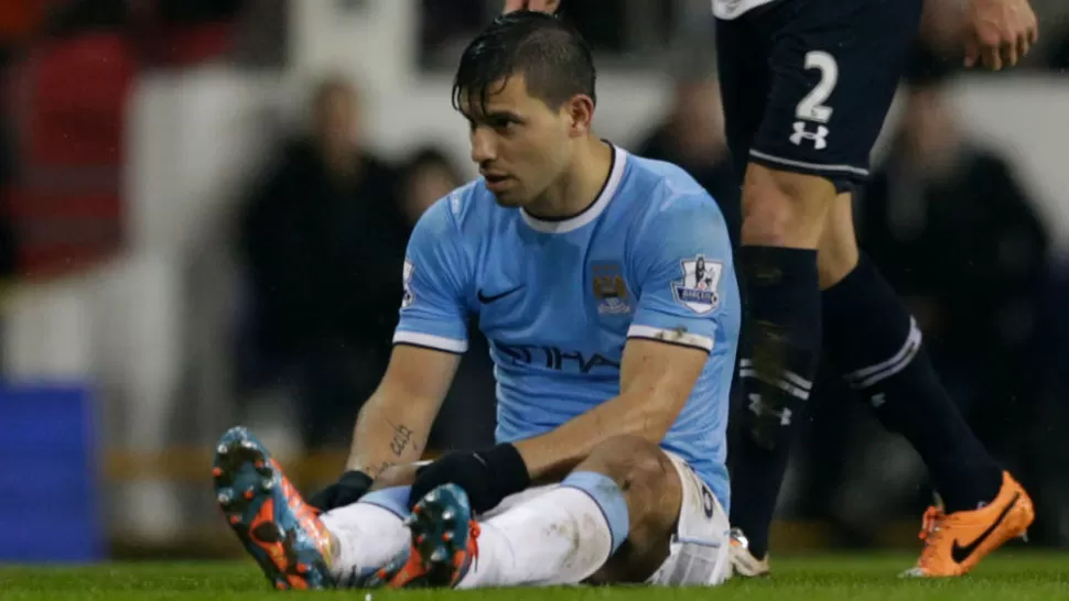 PREOCUPACION. Agüero se retiró lesionado del partido de Manchester con Tottenham. FOTO TOMADA DE CANCHALLENA.COM