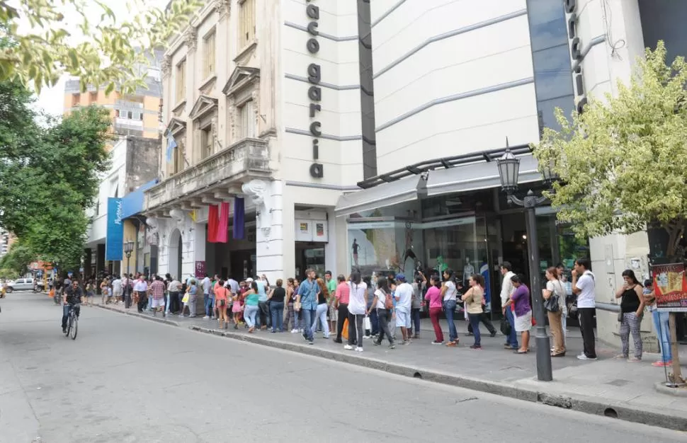 LARGAS COLAS. Por día, unos 600 chicos hacen fila en las veredas cercanas a la oficina central de la Anses, en 25 de Mayo y Córdoba, para conocer los requisitos o iniciar los trámites del plan lanzado por el Gobierno nacional. la gaceta / foto de franco vera