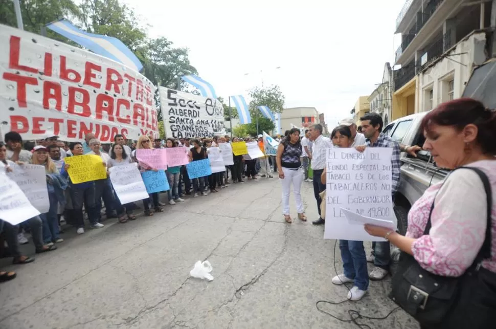 PREOCUPACIÓN. Minifundistas del sur sostienen que ya se perdieron más de 2 millones de kilos de tabaco. la gaceta / fotos de Osvaldo Ripoll