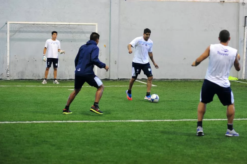 DIVERSIÓN. Jara empezó a conocer a sus compañeros el sábado, en una cancha de fútbol 5 cercana al parque 9 de julio. 