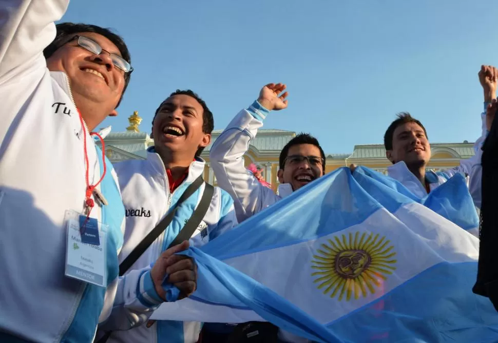 HAY EQUIPO. El grupo fundador de Usound ganó primero una convocatoria de Microsoft y luego compitió en Rusia con jóvenes de 76 países.  telam