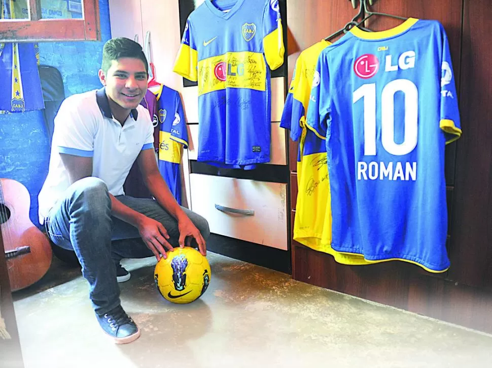 SANTUARIO AZUL Y ORO. Kevin posa junto a las camisetas que recolectó durante su estadía por Boca. De Riquelme tiene dos.