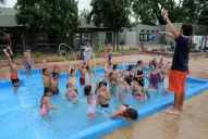 Estás a tiempo de que tus hijos aprendan a nadar