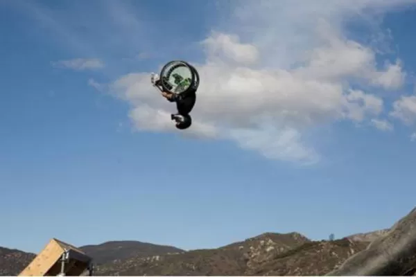 Aaron Fotheringham hace deportes extremos en silla de ruedas