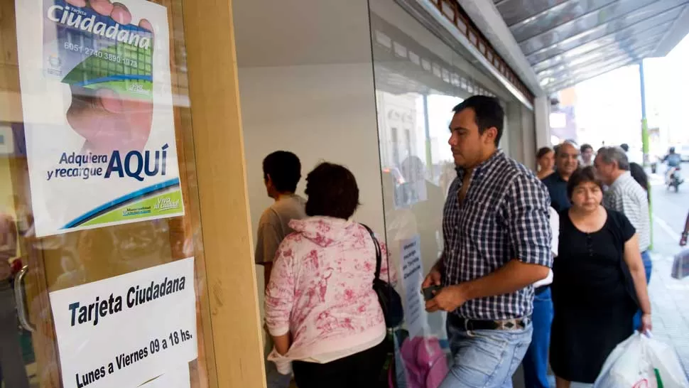 SIN DESCANSO. Los usuarios aprovecharon el horario extendido para poder adquirir y cargar sus plásticos. LA GACETA / JORGE OLMOS SGROSSO