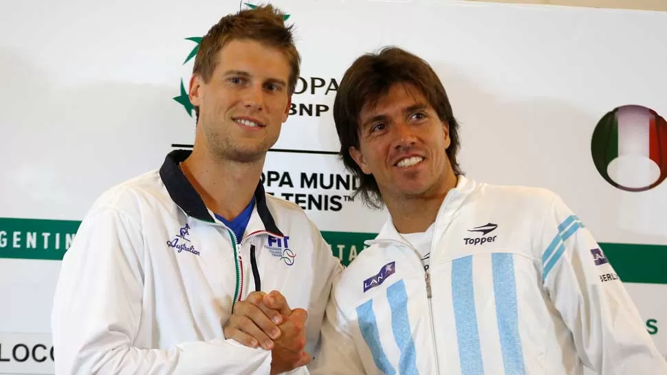 CARA A CARA. El italiano y el argentino se saludaron luego del sorteo realizado esta mañana en el hotel Provincial. REUTERS