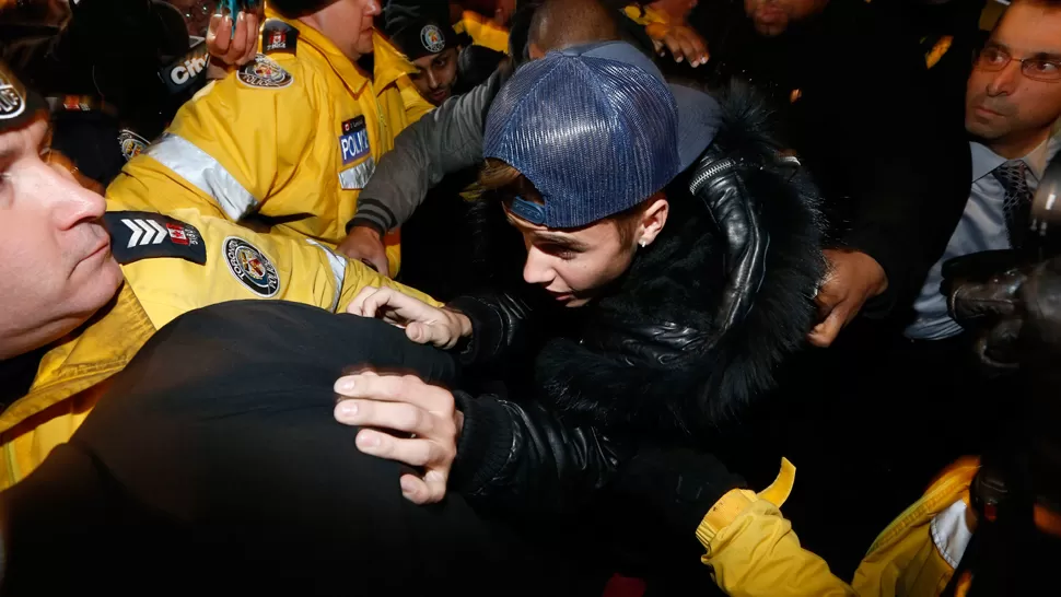 VIDA AGITADA. Bieber comenzó a ganarse las portadas por sus escándalos más que por su música. REUTERS