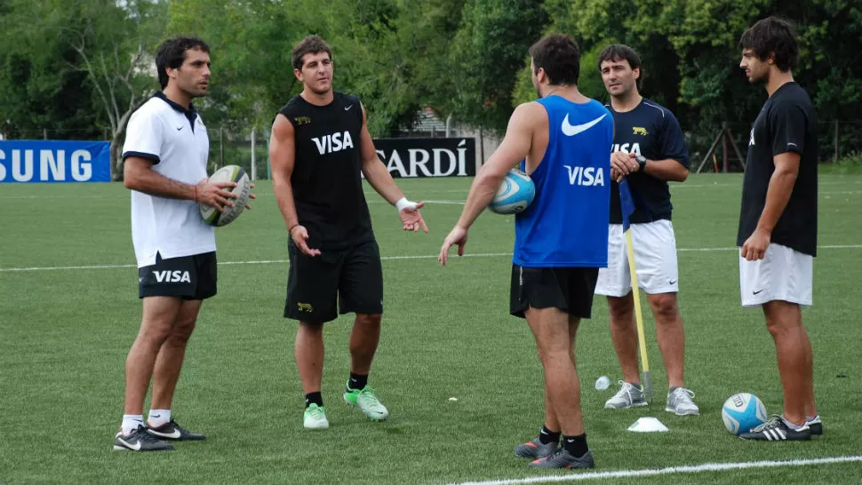 HOMBRES TRABAJANDO. Gaitán junto a Tomás Cubelli. “Las destrezas son un punto clave y allí apuntamos”, sostuvo el DT. 