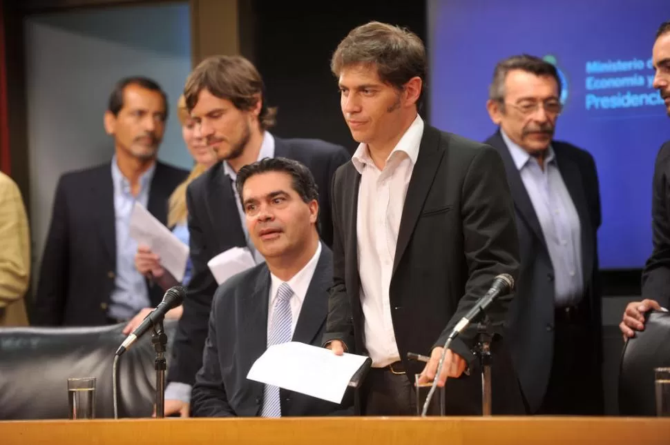 ANUNCIOS. El jefe de Gabinete, Capitanich, y el ministro de Economía, Kicillof, firmaron acuerdos para revisar precios de la industria y electrodomésticos. telam