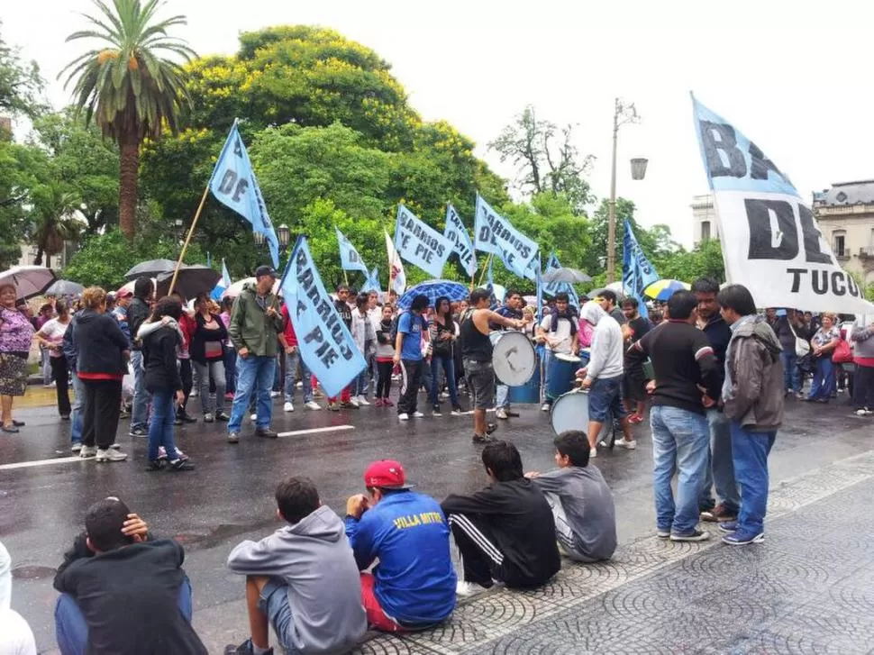 EN LA PLAZA. También hubo piquetes en el puente Lucas Cördoba y en el sur. la gaceta / foto de mariana romero