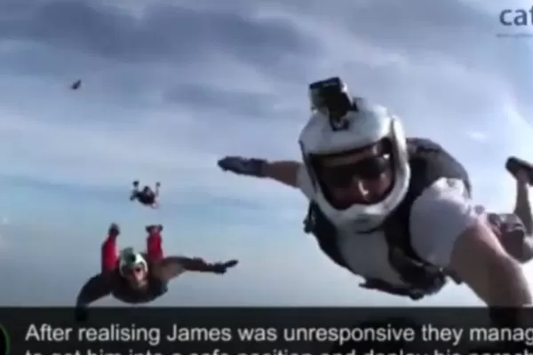 Paracaidistas rescatan en el aire a compañero fuera de control