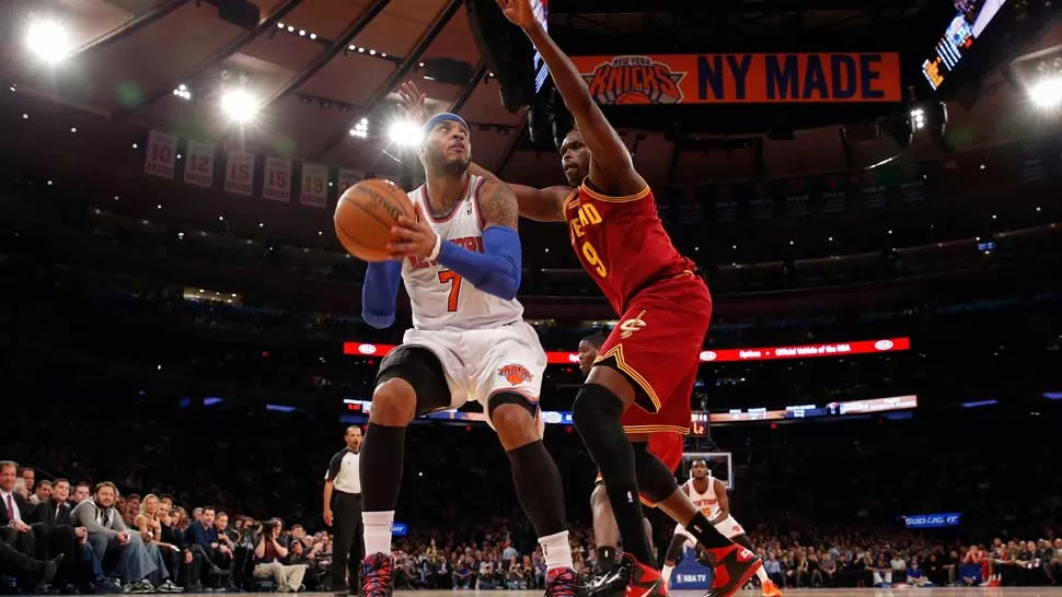 HISTORICO. Anthony, aquí marcado por Luol Deng, entró anoche en el selecto grupo de 50 jugadores que logró anotar 19.000 puntos en la NBA. REUTERS